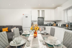 Vibrant 3BR Tottenham Home, private garden WiFi parking free on request